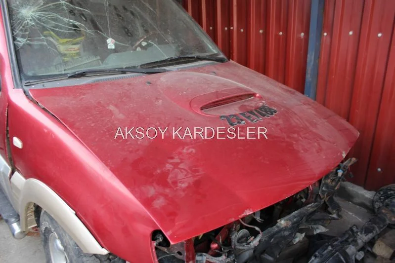Nissan Terrano Kaput Kırmızı Renk