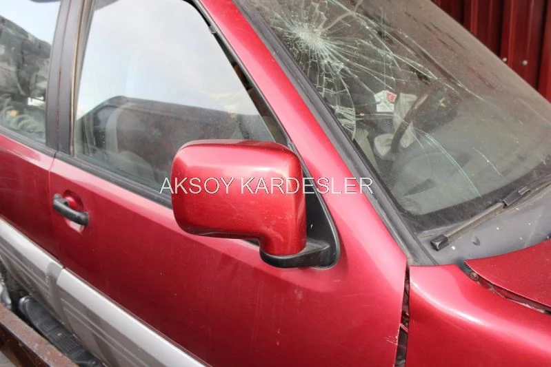 Nissan Terrano Sağ Ön Kapı Kırmızı Renk